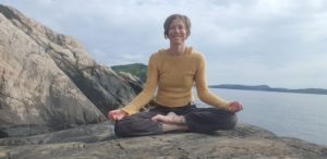 Solhilsen yoga i naturen